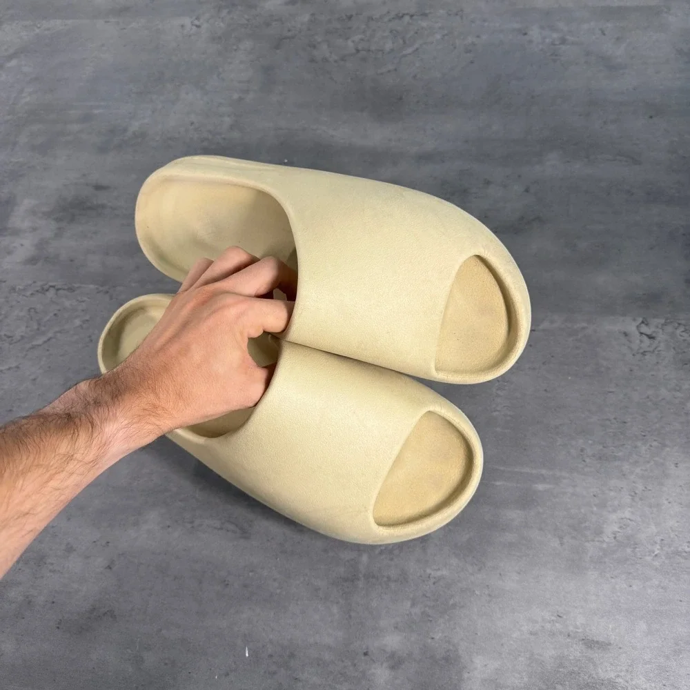 Adidas Yeezy Slide Mens 11 Desert Sand Lightweight Foam Sandal Slip On EUC